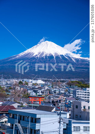【富士山素材】富士山と富士宮市街地【静岡県】 【富士山素材】富士山と富士宮市街地【静岡県】 137605886