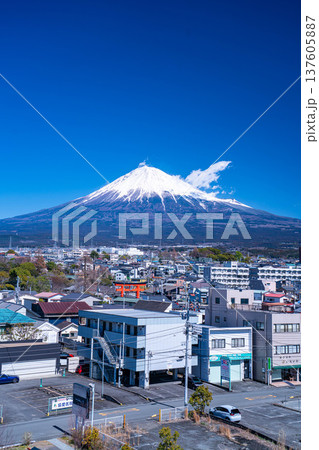 【富士山素材】富士山と富士宮市街地【静岡県】 【富士山素材】富士山と富士宮市街地【静岡県】 137605887