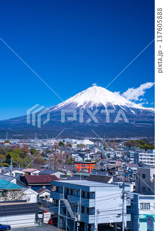 【富士山素材】富士山と富士宮市街地【静岡県】 【富士山素材】富士山と富士宮市街地【静岡県】 137605888