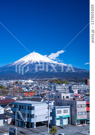 【富士山素材】富士山と富士宮市街地【静岡県】 【富士山素材】富士山と富士宮市街地【静岡県】 137605889