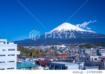 【富士山素材】富士山と富士宮市街地【静岡県】 【富士山素材】富士山と富士宮市街地【静岡県】 137605890