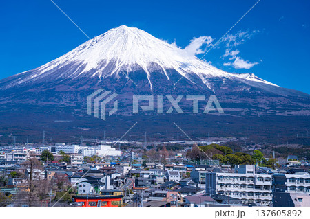 【富士山素材】富士山と富士宮市街地【静岡県】 【富士山素材】富士山と富士宮市街地【静岡県】 137605892