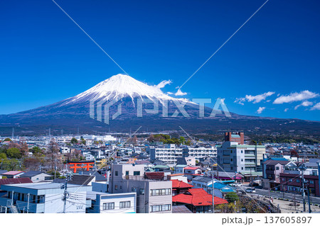 【富士山素材】富士山と富士宮市街地【静岡県】 【富士山素材】富士山と富士宮市街地【静岡県】 137605897