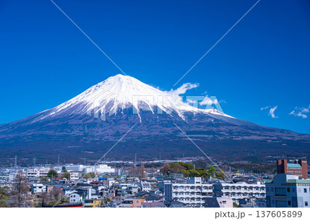 【富士山素材】富士山と富士宮市街地【静岡県】 【富士山素材】富士山と富士宮市街地【静岡県】 137605899
