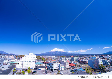 【富士山素材】富士山と富士宮市街地【静岡県】 137605901