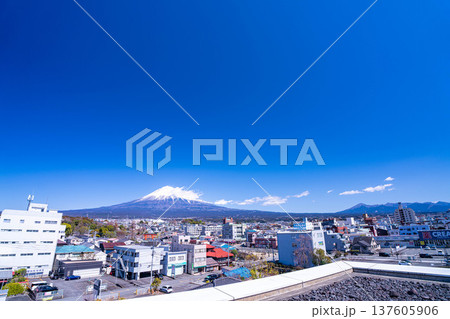 【富士山素材】富士山と富士宮市街地【静岡県】 137605906