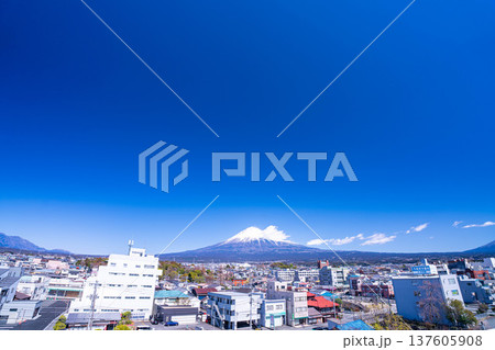 【富士山素材】富士山と富士宮市街地【静岡県】 137605908