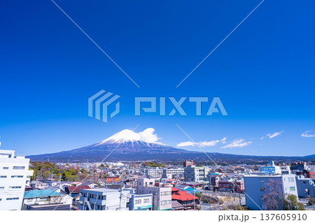 【富士山素材】富士山と富士宮市街地【静岡県】 137605910