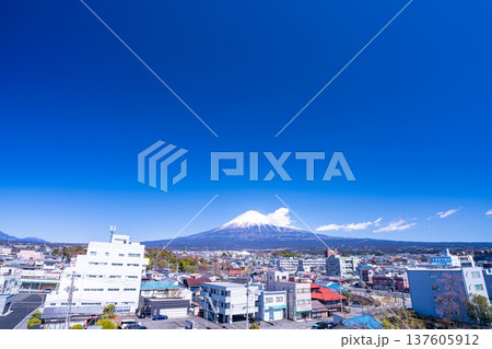【富士山素材】富士山と富士宮市街地【静岡県】 137605912