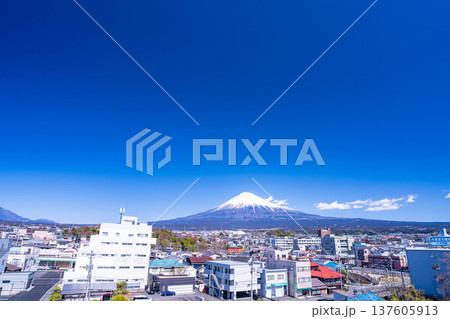 【富士山素材】富士山と富士宮市街地【静岡県】 137605913