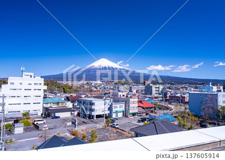 【富士山素材】富士山と富士宮市街地【静岡県】 137605914