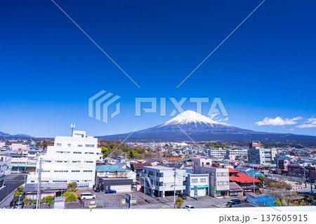 【富士山素材】富士山と富士宮市街地【静岡県】 137605915