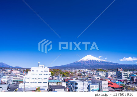 【富士山素材】富士山と富士宮市街地【静岡県】 137605916