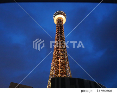 黄金色に輝く横浜マリンタワー 137606061