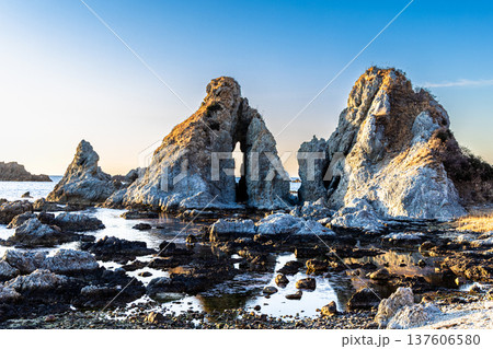 【新潟県_佐渡】引き潮時の七浦海岸　 夫婦岩 137606580