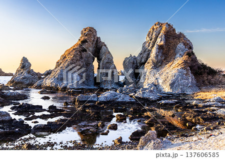 【新潟県_佐渡】引き潮時の七浦海岸　 夫婦岩 137606585