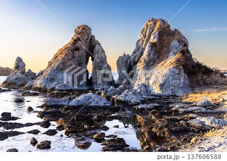 【新潟県_佐渡】引き潮時の七浦海岸　 夫婦岩 137606588