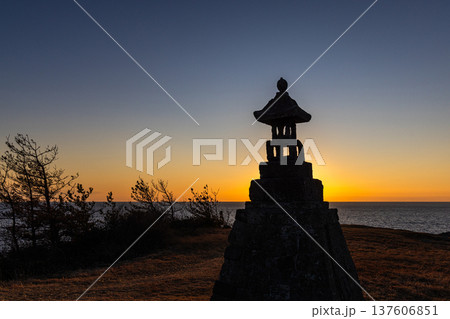 【新潟県_佐渡】夕暮れの七浦海岸　 春日崎 137606851