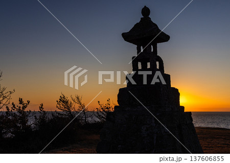 【新潟県_佐渡】夕暮れの七浦海岸 春日崎 【新潟県_佐渡】夕暮れの七浦海岸 春日崎 137606855