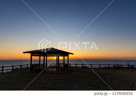 【新潟県_佐渡】夕暮れの七浦海岸　 春日崎 137606859