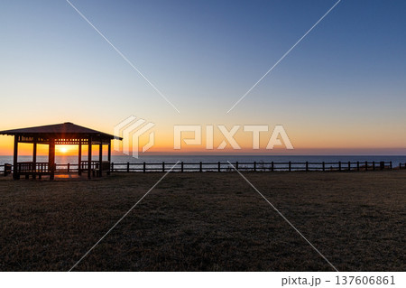 【新潟県_佐渡】夕暮れの七浦海岸　 春日崎 137606861