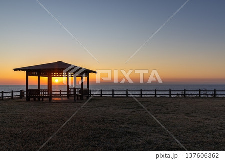 【新潟県_佐渡】夕暮れの七浦海岸 春日崎 【新潟県_佐渡】夕暮れの七浦海岸 春日崎 137606862