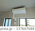 梁（はり）を回避して美しく施工されたエアコン室内機の配管化粧カバー 137607088