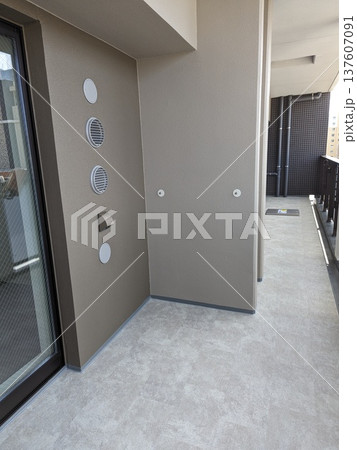 新築マンションの広々としたバルコニーと外壁の通気口・コンセント 新築マンションの広々としたバルコニーと外壁の通気口・コンセント 137607091