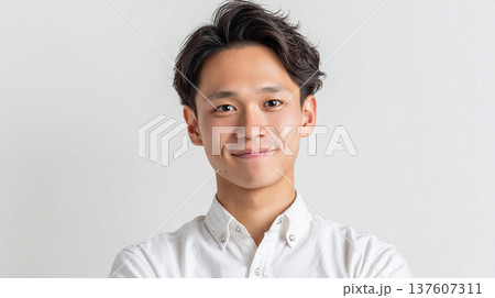 腕組みをして微笑む爽やかな若手ビジネスマン(白背景) 腕組みをして微笑む爽やかな若手ビジネスマン(白背景) 137607311