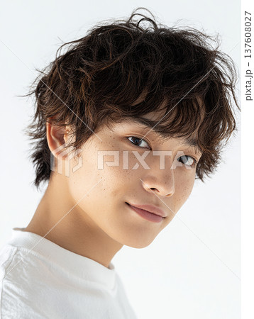 爽やかな笑顔でカメラを見つめる若い男性のポートレート 137608027