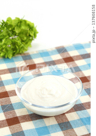 新鮮なヨーグルト 137608158