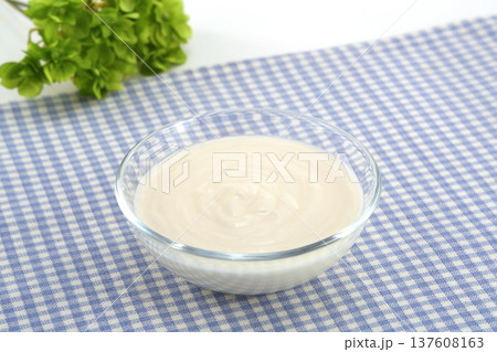 新鮮なヨーグルト 137608163