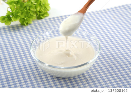 新鮮なヨーグルト 137608165