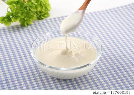 新鮮なヨーグルト 137608195