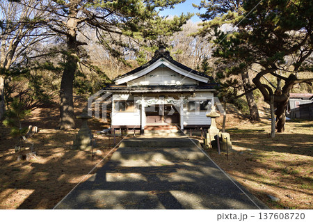 早春の北海道上ノ国町で石崎八幡神社境内の風景を撮影 137608720