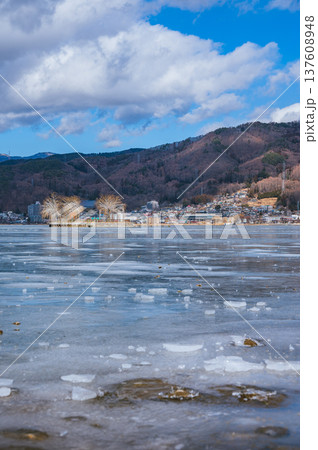 結氷した諏訪湖と霧氷を纏う初島 結氷した諏訪湖と霧氷を纏う初島 137608948