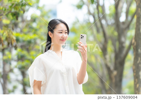 女性　カジュアル　初夏　スマホ 137609004