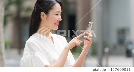 女性　カジュアル　初夏　スマホ 137609011