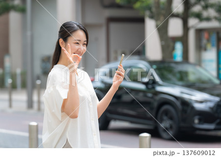 女性　カジュアル　初夏　スマホ　OK 137609012