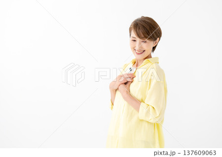 女性 スマホ 笑顔 女性 スマホ 笑顔 137609063