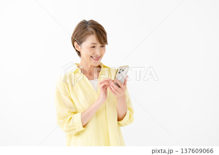 女性 スマホ 笑顔 女性 スマホ 笑顔 137609066
