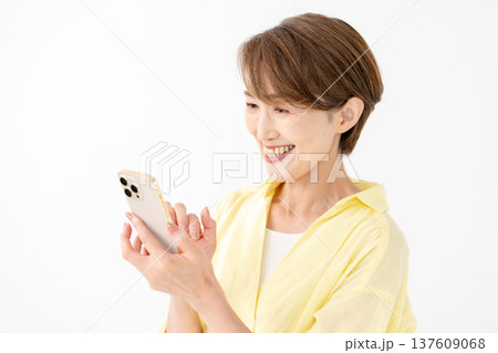 女性　スマホ　笑顔 137609068