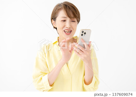 女性　スマホ　悩む 137609074