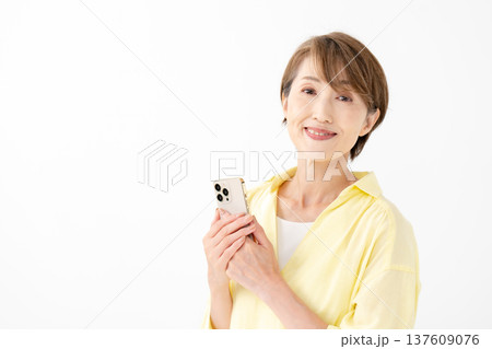 女性 スマホ 笑顔 女性 スマホ 笑顔 137609076