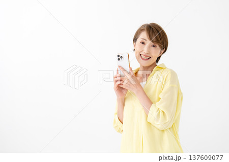 女性 スマホ 笑顔 女性 スマホ 笑顔 137609077