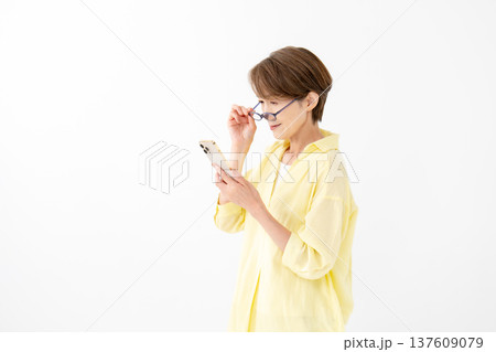 老眼　女性　スマホ 137609079