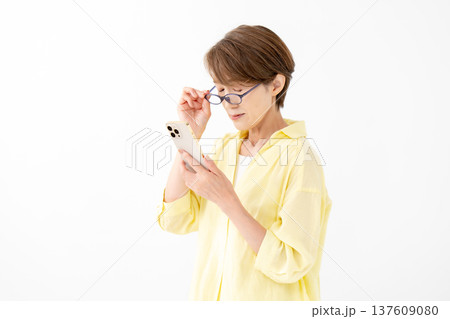 老眼 女性 スマホ 老眼 女性 スマホ 137609080