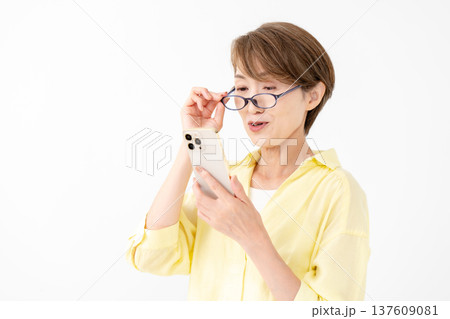 老眼　女性　スマホ 137609081