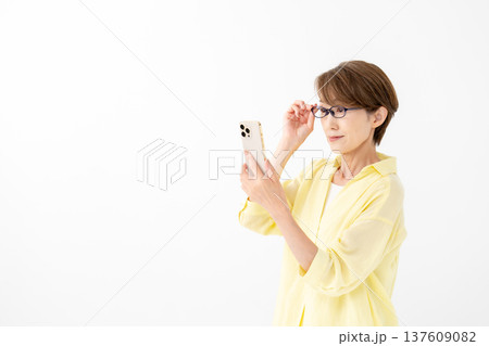 老眼 女性 スマホ 老眼 女性 スマホ 137609082