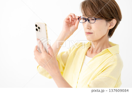 老眼　女性　スマホ 137609084